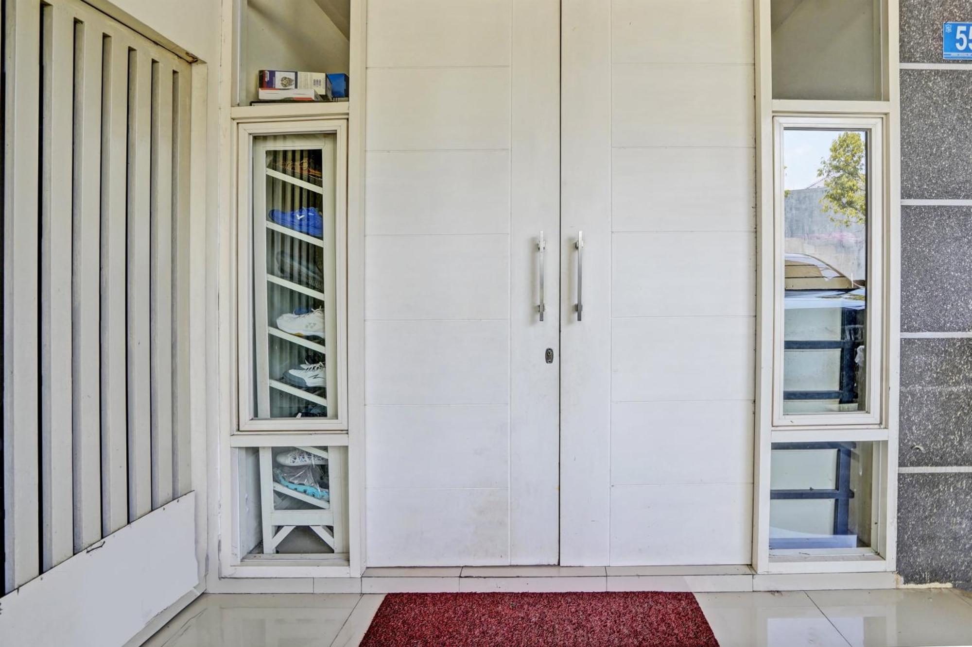 Oyo 93112 Garden Homestay 3 Merlion Surabaya Exterior foto
